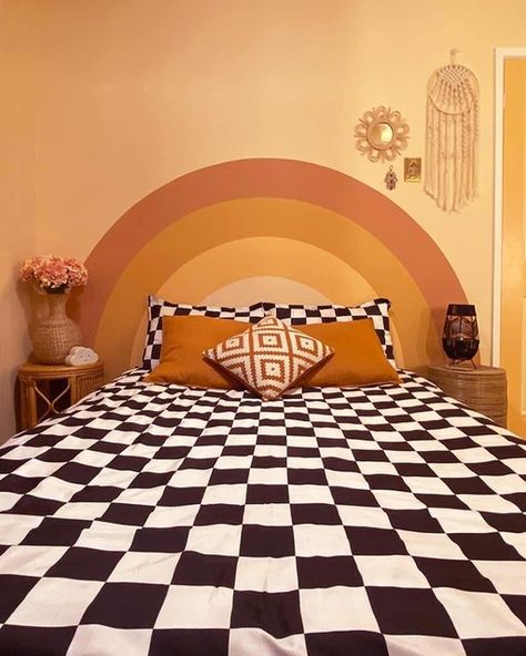 Bedroom Ideas Checkered, Checkered Bedroom, Art Market Display, Checkered Bedding, Retro Homes, Market Display Ideas, Orange Rooms, 70s Interior, Waiting Patiently