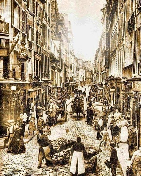 Rue de Seine vers 1900. #ruedeseine #odeon #saintgermaindespres #stgermain #paris #vieuxparis #1900 #agenceimmobiliereparis #realestateagency Paris History, Metro Paris, Paris 1900, Paris Place, Early Photos, Beautiful Paris, Old Paris, French History, Paris Images