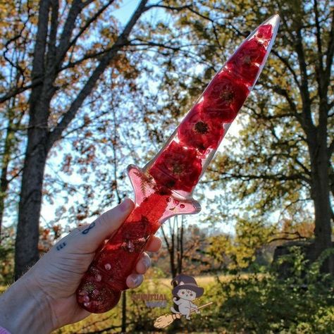 Knife Aesthetic, Creepy Cute Fashion, Pretty Knives, Cool Swords, Diy Resin Art, Cool Knives, Diy Resin Crafts, Creepy Cute, Resin Diy