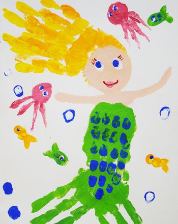 Paint a Handprint Mermaid Activity- My little girl will LOVE this summer activity! Hand Print Art, Under The Sea Crafts, Footprint Crafts, Mermaid Crafts, Mermaid Painting, Sea Crafts, Footprint Art, Handprint Crafts, Crafty Kids