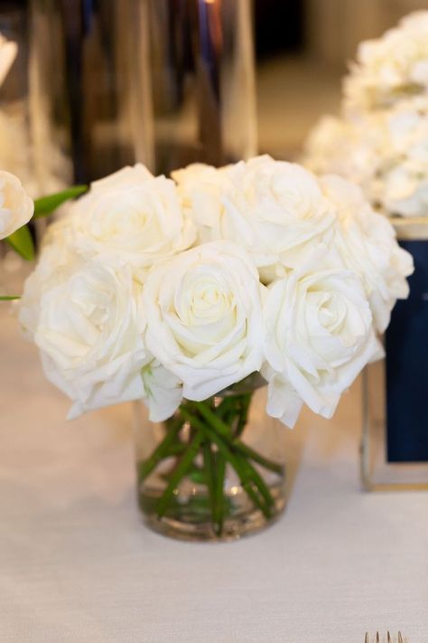 White Rose Centerpiece, White Rose Centerpieces, Rose Centerpiece, Rose Cocktail, Rose Centerpieces, Simple Centerpieces, Wedding White, Simple White, Beautiful Wedding Dresses