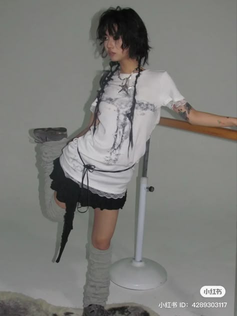 Grunge Harajuku Street Style, Alt Japanese Fashion, Japanese Emo Fashion, Early 2000s Japanese Fashion, 2000 Japanese Fashion, Real Y2k Fashion, Chinese Y2k Fashion, Korean Grunge Outfits, China Y2k