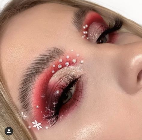 Christmas Present Makeup, Christmas Eyeshadow Looks Easy, Merry Christmas Makeup, Minimal Makeup Products, Makeup Noel, Christmas Makeup Simple, Christmas Looks, Xmas Makeup, Christmas Eye Makeup