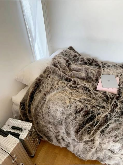 Room Vibes, Uni Room, Fur Blanket, Dreamy Room, In My Room, Dream Room Inspiration, Room Makeover Inspiration, Room Stuff, Future Apartment