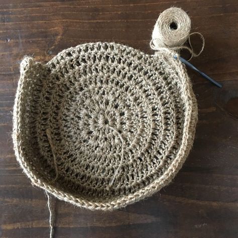 How To Crochet A Summer Circle Bag - Free Crochet Pattern – Mama In A Stitch Crochet Round Bag, Crochet Boho Bag Pattern, Crochet Tote Pattern, Crochet Boho Bag, Crochet Bags, Popular Crochet, Crochet Bag Pattern Free, Bag Pattern Free, Crochet Handbags Patterns