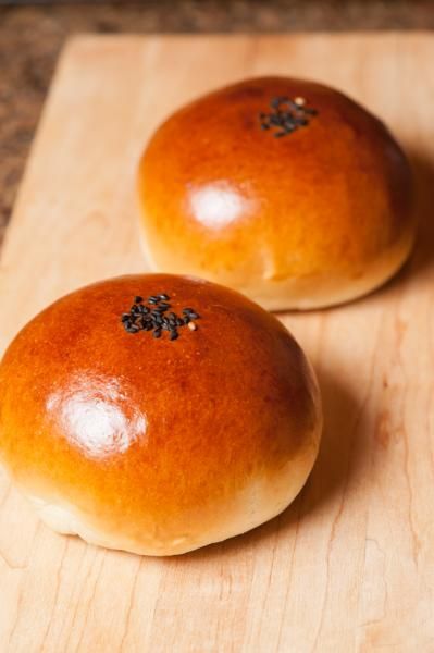 Chinese Red Bean Buns, Korean Red Bean Bun, Japanese Red Bean Bun, Red Bean Bread Recipe, Red Bean Paste Buns, Red Bean Bun Recipe, Korean Treats, Asian Bread Recipe, Red Bean Bread