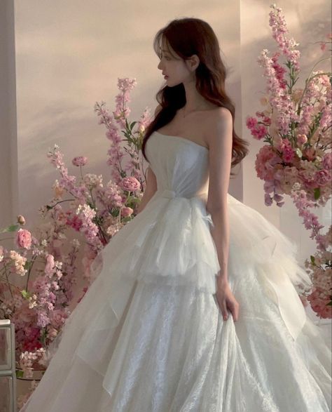 Lady In White Dress, Wedding Dresses Korean, Blue Hair Aesthetic, Korean Bride, Ivy Fashion, Korean Wedding Dress, Lady In White, Debut Photoshoot, Pre Wedding Photoshoot Outfit