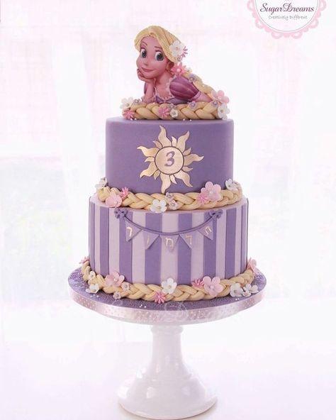 Disney Princess cake ideas your kids will go crazy for! Whoever made these cakes must've won Parent Of The Year - which one is your favourite? Rapunzel Torte, Rapunzel Birthday Cake, Bolo Rapunzel, Rapunzel Cake, Tangled Birthday Party, Rapunzel Birthday Party, Tangled Birthday, Disney Princess Cake, Rapunzel Party