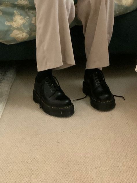 shaf on Twitter: "https://t.co/xcgOPhTPEe" / Twitter Doc Martens Aesthetic, Shoe Inspo, Doc Marten Oxford, Pretty Shoes, Dream Shoes, Doc Martens, Jeans Boyfriend, Mode Inspiration, Look Cool