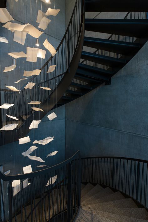 This 8 meter long light installation with about 100 porcelain sheets fills the inside of the spiral staircase. Staircase Art Installation, Suspended Art Installation, Suspended Art, Staircase Art, Light Object, City Club, Diy Ceiling, The Spiral, Ceiling Installation