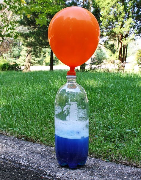 Hot Air Balloon Bottle - @amandaformaro KixCereal.com Hot Air Balloon Science, Balloon Experiments, Diy Hot Air Balloon, Chemical Change, Balloon Experiment, Hot Air Balloon Craft, Diy Hot Air Balloons, Kid Experiments, Balloon Crafts