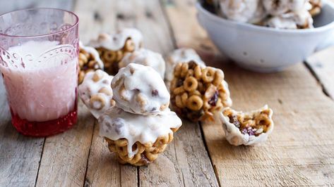 Transform Cheerios into a batch of irresistible, yogurt-covered snacks, sweetened with honey and fortified with pecans, coconut and dried cranberries. Yogurt Cheerios, Mini Breakfast Bites, Cereal Bites, Cheerios Snacks, Pregnancy Snacks, Snack Bites, Overnight Oat, Breakfast Bites, Sugar Sugar