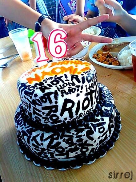 Paramore RIOT cake Paramore Birthday Party, Emo Party, 16 Cake, Avril Lavigne, 9th Birthday, Paramore, Scones, Cake Art, Sweet 16