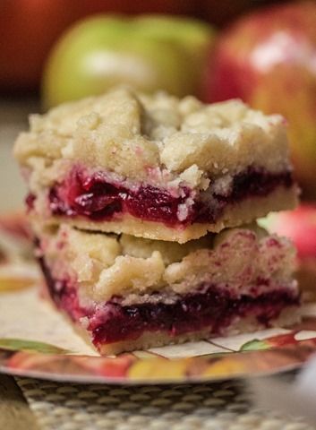 Cranberry Apple Shortbread Bars - an easy last minute Thanksgiving dessert! Thanksgiving Dessert Bars, Thanksgiving Dessert Bar, Apple Shortbread Bars, Thanksgiving Desserts Cranberry, Thanksgiving Desserts Bars, Apple Shortbread, Dessert Bar Recipes, Thanksgiving Desserts Apple, Easy Thanksgiving Dessert