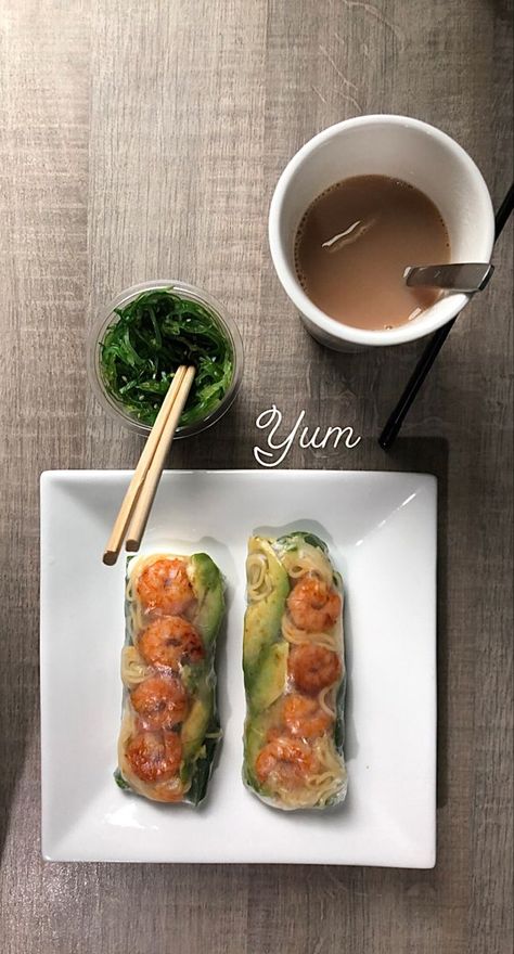 Rice Paper Rolls Aesthetic, Vietnamese Spring Rolls Aesthetic, Spring Roll Aesthetic, Homemade Sushi Aesthetic, Paper Rice Rolls, Rice Aesthetics, Spring Rolls Aesthetic, Spring Rolls With Rice Paper, Spring Rolls Vegetable