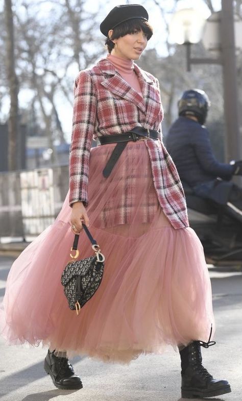 Tulle Street Style, Tule Skirt Outfit, Tulle Skirt Outfit Casual Street Style, Pink Tulle Skirt Outfit, Tulle Skirt Outfits Casual, Colour Outfit, Diy Tulle Skirt, Tutu Skirt Outfit, Skirt Outfit Casual