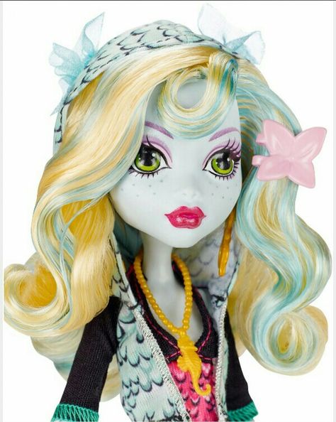 Monster High Lagoona Blue Blue Hair Streaks, Monster High Doll Accessories, New Monster High Dolls, Sea Inspired Jewelry, Monster High School, Original Monster, Lagoona Blue, Monster High Characters, Original Dolls