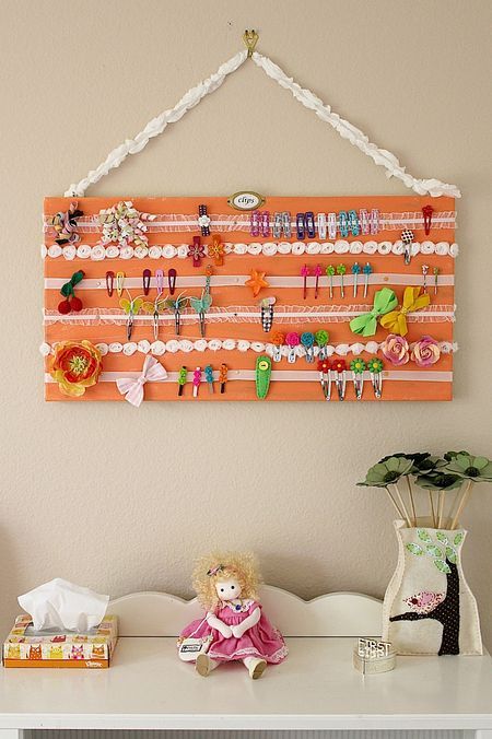 Cutesy white ribbons strung across a bright orange board gives clips and bows a colorful, yet organized, home. See more at Firefly Creative Design Hair Clip Organizer, Diy Hair Clip, Bow Storage, Hair Accessories Storage, Hair Clip Holder, Notice Boards, Organizing Hair Accessories, Hair Clips Diy, Girls Rooms