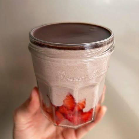 Blended Strawberry Oats (With a Chocolate Shell!) - Gina Burgess Blended Strawberry Oats With Chocolate Shell, Strawberry Blended Overnight Oats, Chocolate Covered Strawberry Overnight Oats, Blended Strawberry Oats, Blended Overnight Oats Chocolate, Blended Cottage Cheese Overnight Oats, Blended Oats Recipe, Blended Overnight Oats, Strawberry Oats