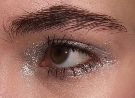 Y2k Silver Makeup, Brown Eyes Silver Makeup, Messy Eyeshadow, Gray Eye Makeup, Glitter Party Makeup, Sliver Makeup, Silver Glitter Eyeshadow, Simple Prom Makeup, Prom Makeup For Brown Eyes