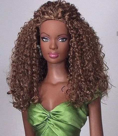 😍 Cacheada Abusada Sim 😍 on Instagram: “A Barbie dos sonhos 😍😍 E ai quem também queria ? . . Por: @jaynnelorena Meninas tambem estamos no Facebook​ link na bio . . #admcachos…” Natural Hair Doll, Black Bratz Doll, African Dolls, Black Barbies, Diva Dolls, African American Dolls, Im A Barbie Girl, Barbie Fashionista, Beautiful Barbie Dolls