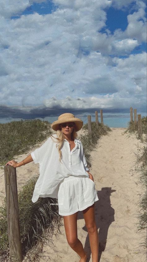 Old Money Beach Style, Palm Beach Aesthetic Outfits, Hawaiian Beach Outfit, Old Money Beach Outfit, Beach Photoshoot Outfits, Old Money Beach, What To Wear On A Boat, Classy Beach Outfit, Beach Aesthetic Outfits