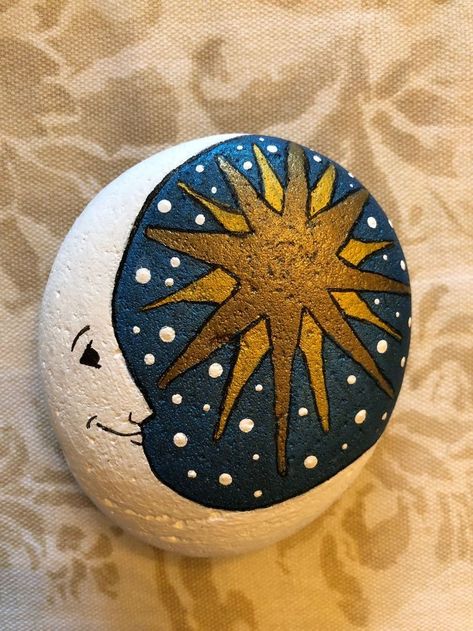 Design For Beginners, Mandala Painted Rocks, Diy Rock Art, Art Pierre, Mandala Rock Art, Stone Art Painting, Star Painting, Painted Rocks Craft, Painted Rocks Diy