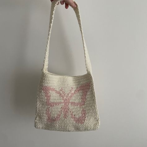 Butterfly Bag Crochet Pattern, Crochet Totebag Aesthetic, Pink Crochet Bags, Crochet Ideas Acrylic Yarn, Pink Bag Crochet, Butterfly Bag Crochet, Coquette Crochet Bag, Tote Bag Design Crochet, Pink Yarn Crochet Ideas