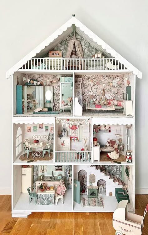 Maileg Dollhouse, Maileg Doll House, Maileg Dolls, Vintage Kids Room, Dolls House Ideas, Cardboard Dollhouse, Dollhouse Decorating, Girls Dollhouse, Maileg Mouse