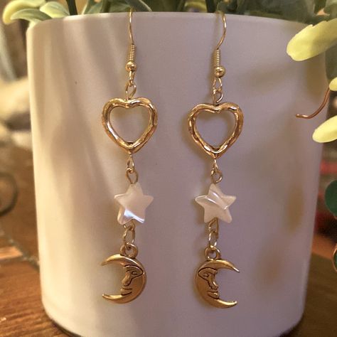 Handmade With Nickel Free French Hook Posts. White Star Is Made Of Shell. Beads Earrings Design, Star Bead Earrings, Cute Earrings Handmade, Gold Handmade Jewelry, Cute Handmade Earrings, Bead Earrings Ideas, Jewelry Ideas To Make, Handmade Earrings Ideas, Diy Earrings Dangle