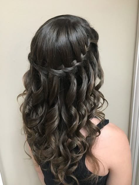 Matric Farewell Hairstyles Long Hair, Matric Farewell Hairstyles, Grad Pic Hairstyles, Prom Hairstyles Black Hair, Peinados De Graduacion Suelto, Peinados Para Graduacion Sueltos, Prom Night Hairstyle, Hair For 2023, Grad Hairstyles