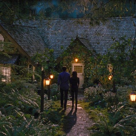 Edward and Bella cottage in the woods Twilight Cottage, Bella Y Edward, The Legend Of Sleepy Hollow, Twilight Breaking Dawn, Breaking Dawn Part 2, Twilight Photos, Twilight Book, Twilight Film, Edward Bella