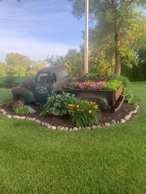 Barndominium Garden Ideas, Old Truck Bed Ideas Yards, Tractor Lawn Decor, Country Farm Landscape Ideas, Dream Yard Country Living, Tractor Yard Art, Outside Pathway Ideas, Old Truck Yard Decor, Country Yard Landscaping Farms Backyards