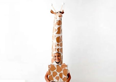 DIY Giraffe Halloween Costume Tutorial for Kids Homemade Animal Costumes, Creative Kids Halloween Costume, Cardboard Costumes, Cheap Halloween Costumes Diy, Cardboard Kids, Bootiful Halloween, Geek Outfit, Diy Fantasia, Cheap Halloween Diy