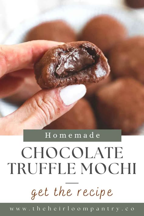 Mochi Filling Recipe, Easy Mochi Recipe Simple, Mochi Chocolate, Chocolate Mochi Recipe Easy, Mochi Filling Ideas, Chocolate Mochi, Filled Mochi Recipe, Japanese Chocolate Desserts, Cocoa Mochi Recipe