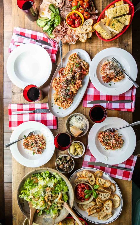 Italian Dinner Table, Homemade Caesar Salad Dressing, Italian Feast, Italian Buffet, Italian Lunch, Italian Dinner Party, Italian Chicken Recipes, Italian Party, Italian Menu