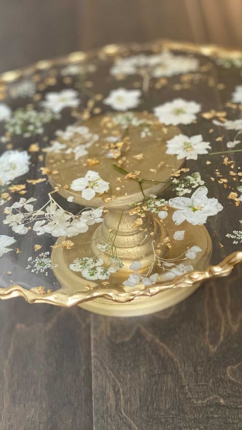 Epoxy Cake Stand, Resin Art Studio, Resin Cake Stand, Epoxy Ideas Diy, Cake Stands, Flower Resin, Resin Craft, Diy Resin, Epoxy Art