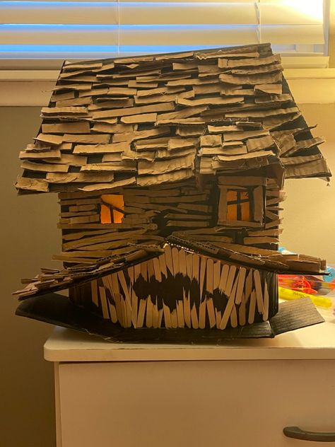 Model Haunted House, Haunted House School Project, Halloween Crafts Cardboard, Haunted Cardboard House, Halloween Crafts With Cardboard, Diy Monster House, Diy Haunted House Ideas For Kids, Monster House Decoration, Monster House Halloween Decoration