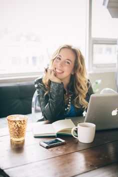 teacher head shots Poses Headshot, Business Head Shots, Lifestyle Headshots, Business Portrait Photography, Headshot Poses, Headshots Women, Headshot Photos, Brand Photography Inspiration, Corporate Portrait