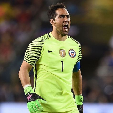 Chile goalkeeper Claudio Bravo emerging at right in Copa America Barcelona Goalkeeper, Claudio Bravo, Soccer News, Soccer League, Match Highlights, Pep Guardiola, Football News, Man City, Football Soccer