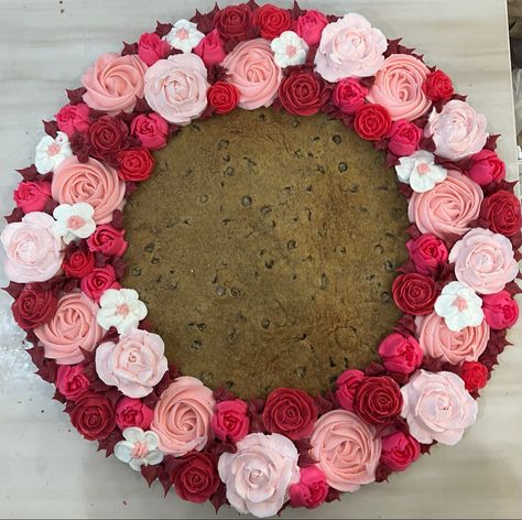 Flower Cookie Cake, Cookie Cakes Ideas, Winter Themed Cake, Cake Wreath, Frosting Designs, Cookie Cake Designs, Flower Cookie, Princess Cookies, Cookie Cake Birthday