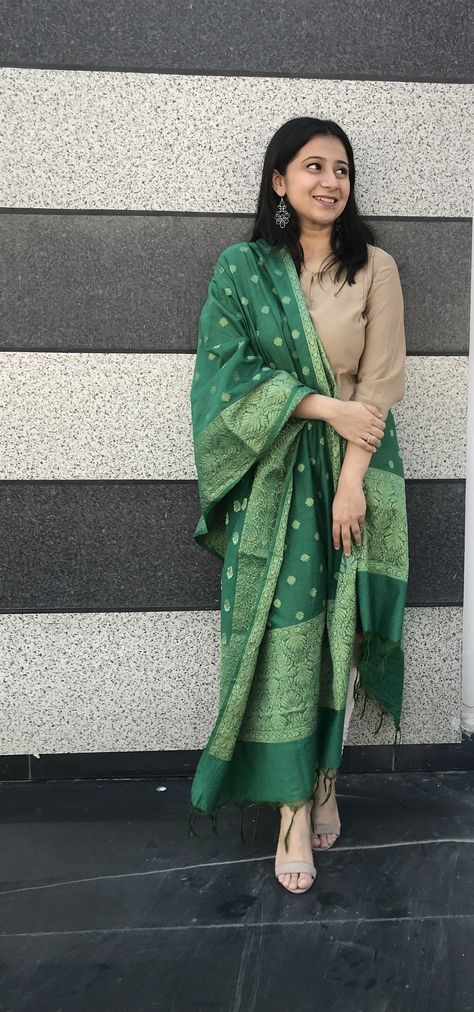 Banarasi Silk Dupatta, Banarasi Dupatta Styling, Banarasi Dupatta Suits, Banarsi Suit Design, Benarasi Dupatta, Duppattas Designs Ideas, Banarsi Suit, Suits Design Latest, Heavy Dupatta