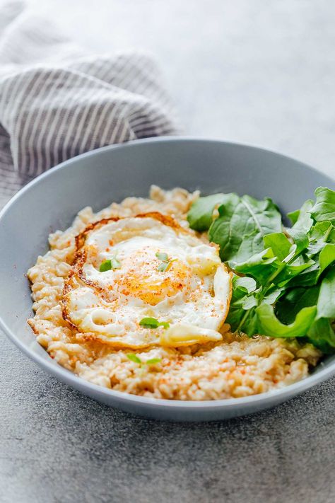 Eggs And Oats, Breakfast Recipes With Eggs, Recipes With Eggs, Savory Oatmeal Recipes, Fried Egg Recipes, Slow Cooker Oatmeal, Savory Oatmeal, Ultimate Breakfast, Breakfast Salad