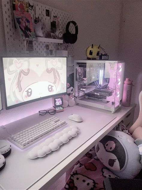 My Melody Pc Setup, Sanrio Pc Setup, Hello Kitty Pc Setup, Kuromi Gaming Setup, Pink Set Up, Kuromi Aesthetic Room, Desk Ideas Pink, Pink And White Gaming Setup, Pink Gaming Setup Aesthetic