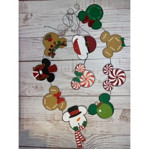 Disney Garland, Disney Christmas Diy, Mickey Craft, Disney Decorations, Cubicle Decorations, Disney Xmas, Quilted Items, Mermaid Birthday Decorations, Disney Christmas Decorations