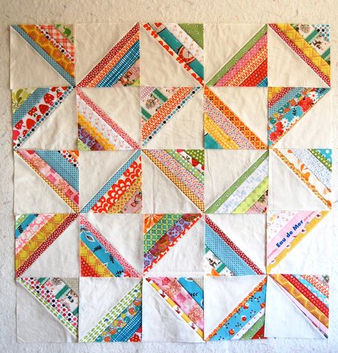 String Quilt, Quilt Modernen, Half Square Triangle Quilts, String Quilts, Scrap Quilt Patterns, Half Square Triangle, Strip Quilts, Scrappy Quilt, Triangle Quilt