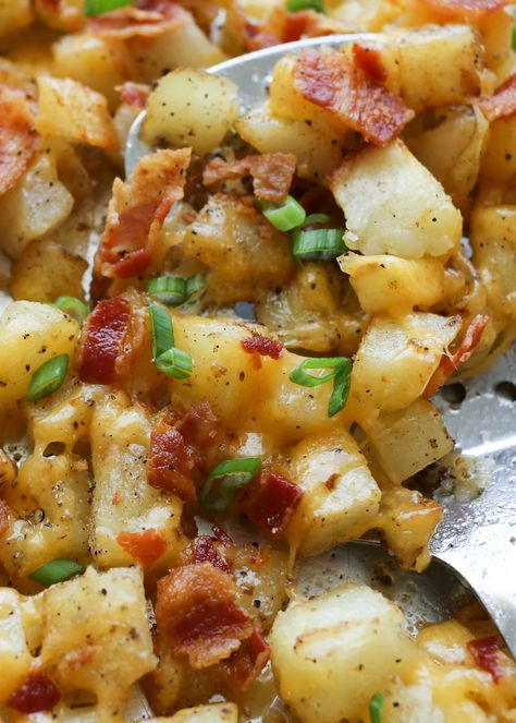 Crispy Cheese and Bacon Potatoes - breakfast, lunch, or dinner, these are always a hit! Bacon Potatoes, Bacon Potato, Crispy Cheese, Potato Dishes, Idee Pasto Sano, Corned Beef, Side Recipes, Vegetable Side Dishes, Vegetable Dishes