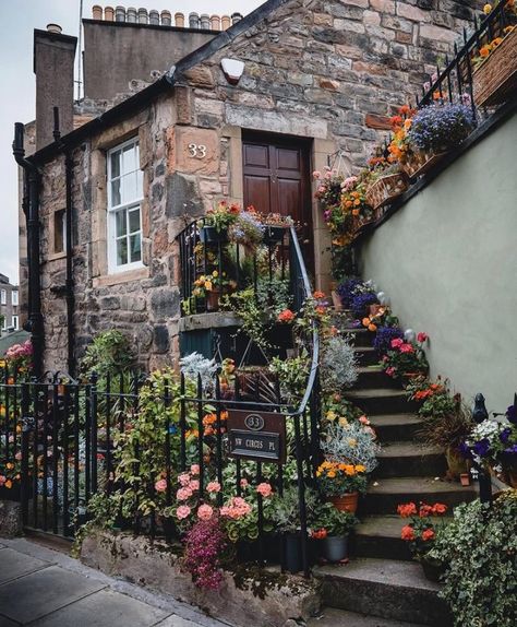 Scotland Aesthetic, Scotland Funny, Apartments Exterior, Academia Aesthetics, Visit Uk, Garden Pottery, Visit Scotland, Cottage Core Aesthetic, England And Scotland