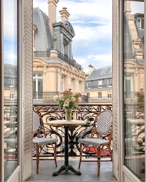 Parisian Architecture, Paris Dream, Paris Home, Parisian Life, Paris Aesthetic, Parisian Apartment, Living In Paris, Paris Apartments, Dream Apartment