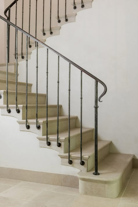 Iron Staircase Railing, Indoor Stair Railing, درج السلم, Indoor Railing, Metal Stair Railing, Interior Stair Railing, Wrought Iron Stair Railing, Staircase Design Modern, Staircase Railing Design